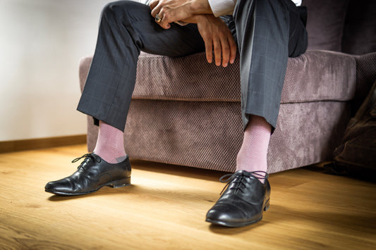 Business Socken im Fischgrätenmuster von Solties zum grauen Karo-Anzug – Herbst-Look fürs Büro