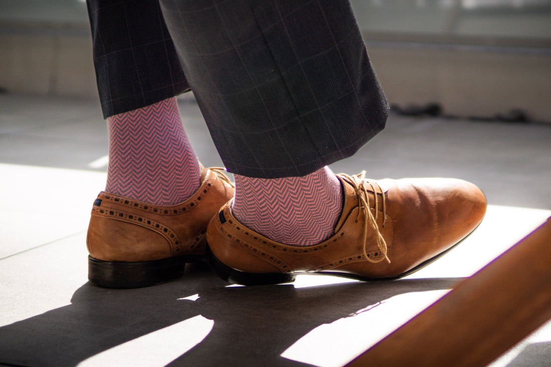 Der Farbcode am Fuß: Wie „solties“ Business-Socken jedem Outfit Profil geben
