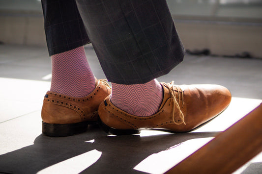 Der Farbcode am Fuß: Wie „solties“ Business-Socken jedem Outfit Profil geben